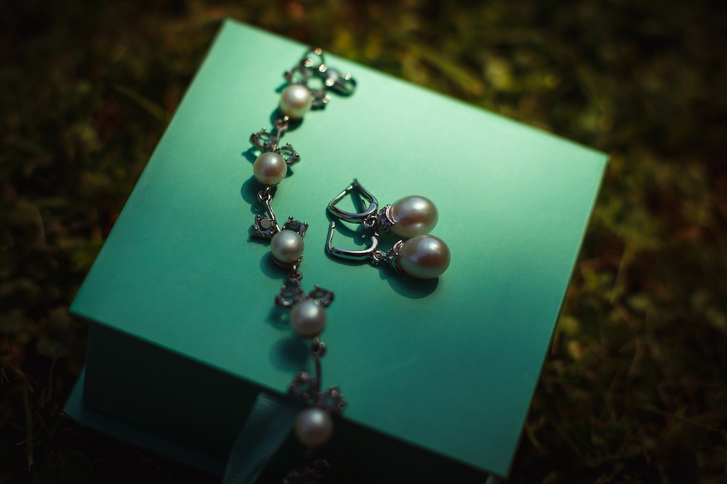 Zielony kamień wyjątkowej urody – jak nosić biżuterię z malachitem?