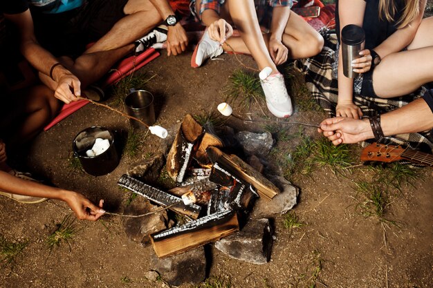 Zanurzenie w naturze: jak zacząć przygodę z campingiem?