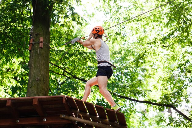 Zanurz się w świat slackline: balans i zabawa na świeżym powietrzu