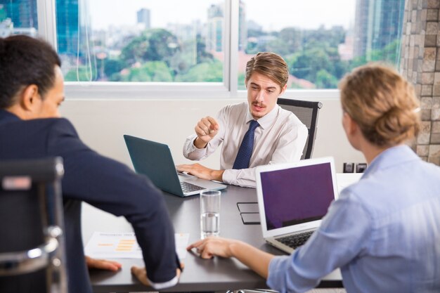 Jak elektroniczne wnioski urlopowe mogą usprawnić procesy HR w firmie?