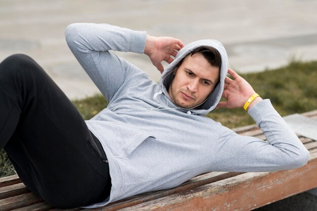 Wygoda i styl: Jak moda sportowa zmienia męską garderobę na co dzień