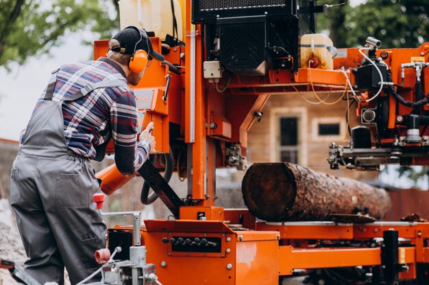 Ewolucja technologii obróbki materiałów: jak nowoczesne maszyny zmieniają przemysł stolarski i mechaniczny