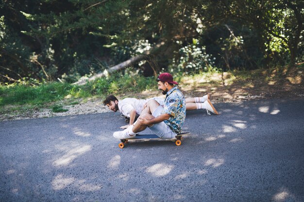 Odkryj pasję w ruchu: przygoda z jazdą na longboardzie jako sposób na relaks i zabawę