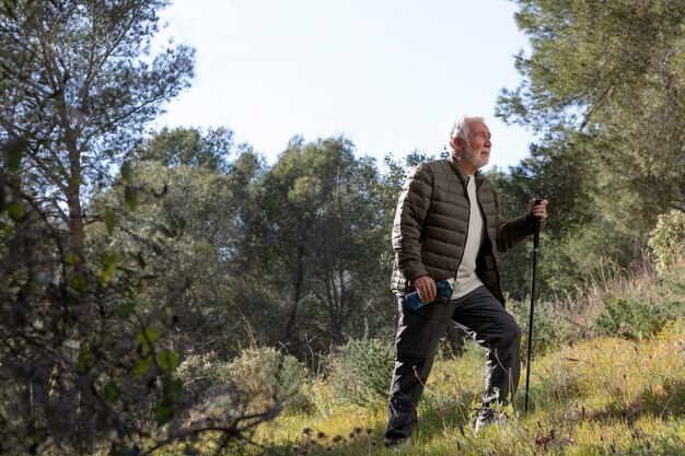 Odkryj radość z nordic walking: aktywność dla ciała i umysłu na świeżym powietrzu