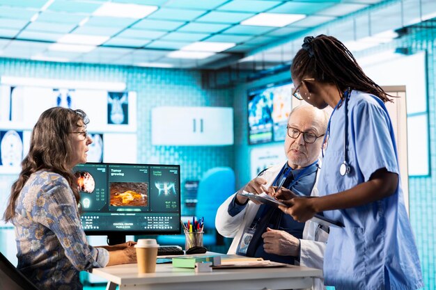 Jak nowoczesne technologie mogą zrewolucjonizować efektywność placówek medycznych i przemysłowych?