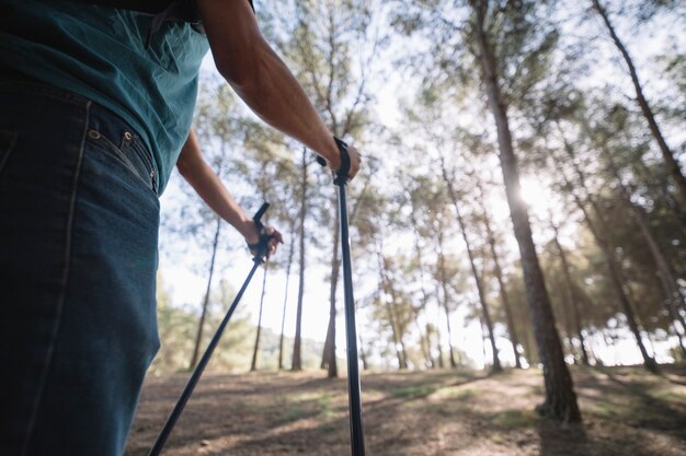 Jak wybrać idealne kije trekkingowe na letnie wędrówki?