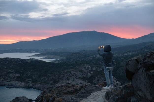 Urok wędrówek z aparatem: jak łączyć pasję fotografii z odkrywaniem natury