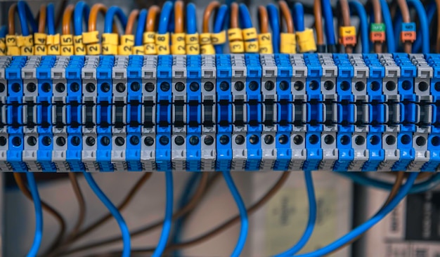 Jak oznaczanie przewodów wpływa na bezpieczeństwo i wydajność instalacji elektrycznych?