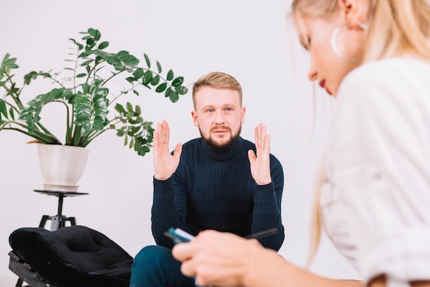 Jakie są najczęstsze mity na temat terapii psychologicznej i jak je obalić?