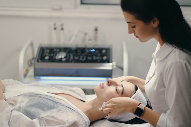 Jakie innowacyjne zabiegi mogą odmienić pielęgnację skóry w salonach kosmetycznych?
