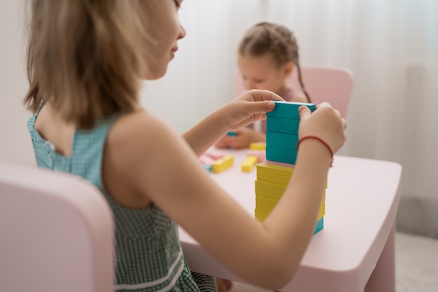 Jak efektywnie zaplanować i wyposażyć przestrzeń terapeutyczną dla dzieci z zaburzeniami sensorycznymi?